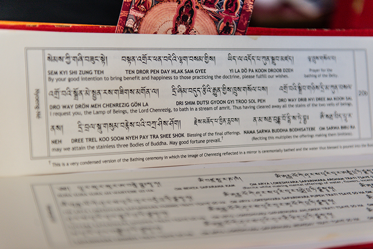 mantra's reciteren in boeddhistische tempel Hantum