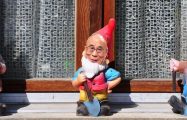 Thumbnail voor De Dalai Lama als tuinkabouter