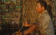 Thumbnail voor A Thousand Fires – olie, karma, en een generatiekloof in Myanmar