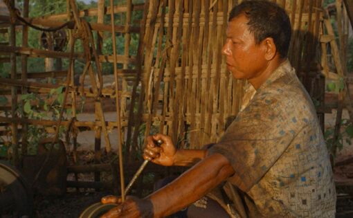 Thumbnail voor A Thousand Fires – olie, karma, en een generatiekloof in Myanmar