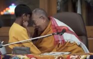 Thumbnail voor De Dalai Lama en het tong-incident